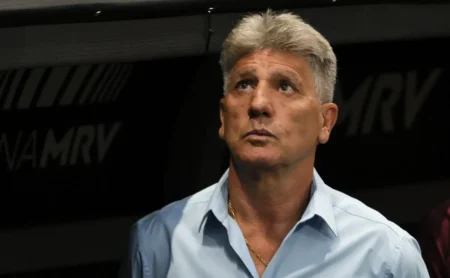 Atlético-MG vence Fluminense no fim, e Renato Gaúcho lamenta distância do G-4