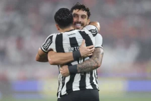 Botafogo supera Internacional com golaços após crescimento no segundo tempo