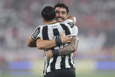Botafogo supera Internacional com golaços após crescimento no segundo tempo