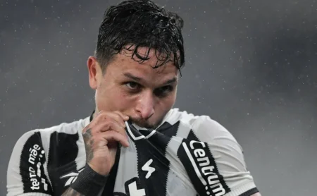 Artur, do Botafogo, eleito o melhor em campo no duelo contra o Internacional
