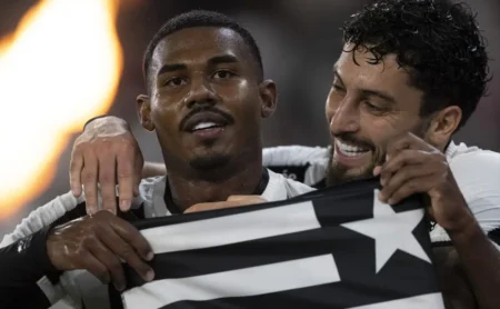 Cuiabano chama torcida do Botafogo para "guerra" na Libertadores diante do Estudiantes