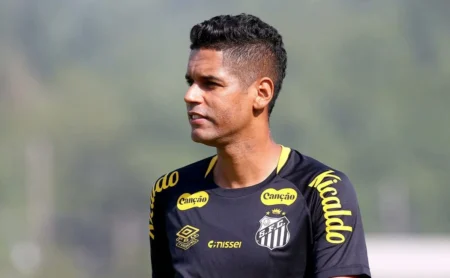 Aderlan busca consolidar-se no Santos e almeja mais chances com Cléber Xavier