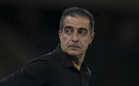Renato Paiva explica possível perda de espaço de Patrick de Paula no Botafogo.