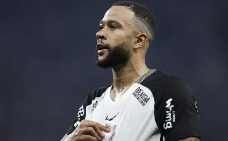 Depay se destaca em lista de garçons do Corinthians com dez assistências na temporada