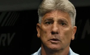 Renato Gaúcho critica gramados artificiais: "Quem decide isso não entende de futebol"