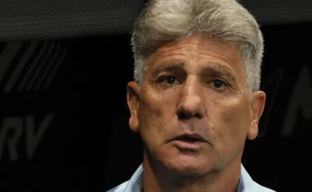 Renato Gaúcho critica gramados artificiais: "Quem decide isso não entende de futebol"