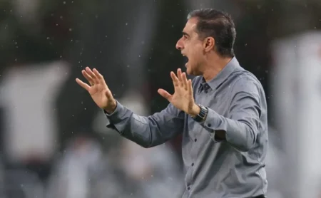 Paiva Ignora Pressão Externa e Reafirma Confiança no Botafogo