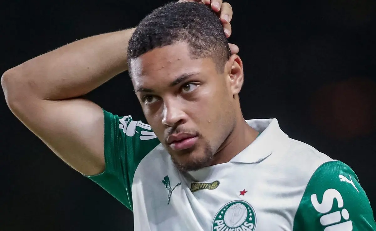 Vitor Roque conquista espaço no Palmeiras: superação, personalidade e o trabalho mental de Abel Ferreira.