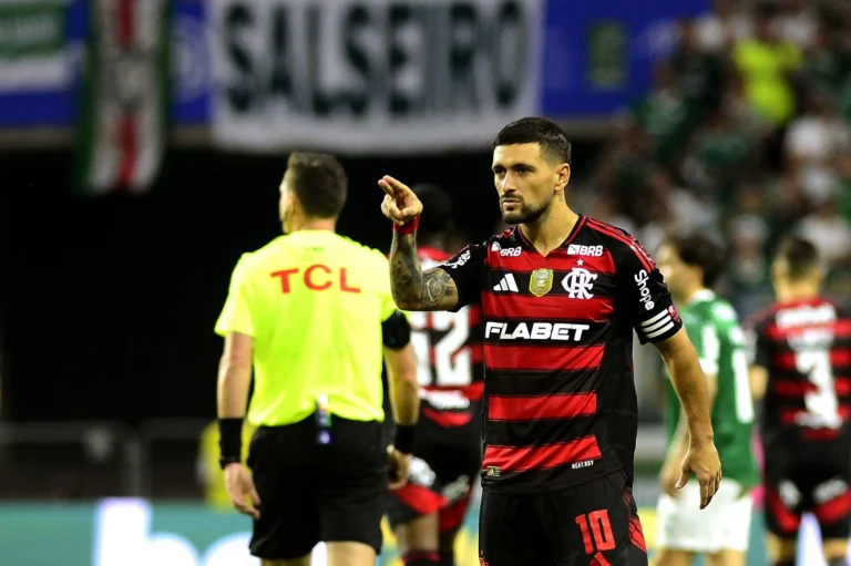 Arrascaeta considera pênalti correto em Palmeiras x Flamengo: "Eu estaria livre para marcar"