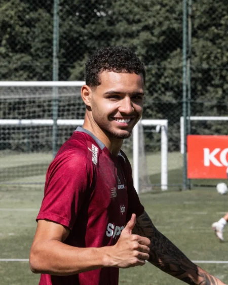 Alves aproveita oportunidades e atrai atenção europeia, enquanto disputa no São Paulo se intensifica