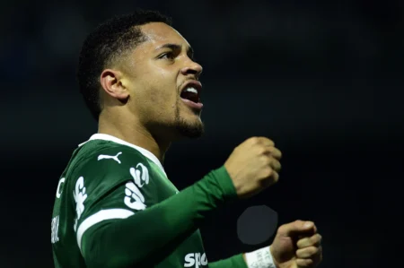 Apoio psicológico, Abel Ferreira e elenco impulsionam Vitor Roque no Palmeiras
