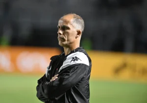 Felipe assume o Vasco na Argentina sob pressão após período interino