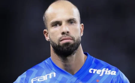 Lomba almeja o Fluminense e indica saída do Palmeiras.