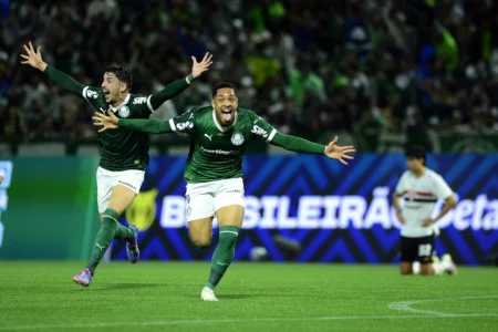 Palmeiras supera rivais e lidera em vitórias nos clássicos do século.
