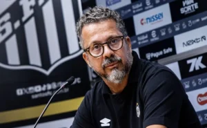 Cléber Xavier sob pressão no Santos após empate e é questionado.