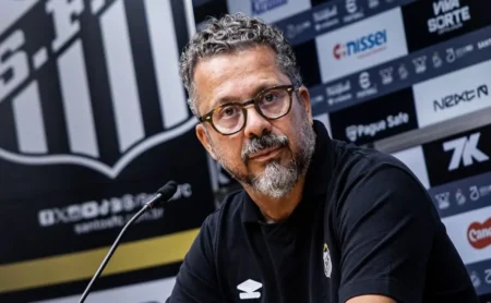 Cléber Xavier sob pressão no Santos após empate e é questionado.
