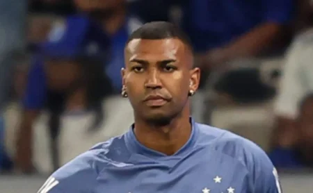 Wallace Afasta Retorno ao Grêmio e Descartar Conversas no Momento