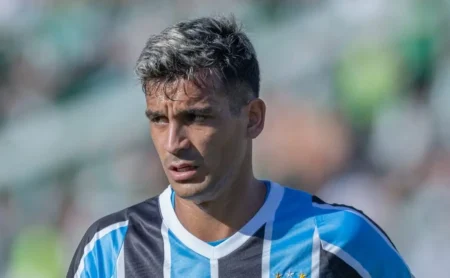 Cristaldo, Arquivado por Mano Menezes, Perde Posição para Nathan Pescador no Grêmio