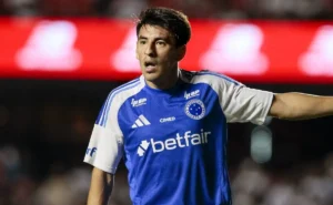 Villalba rebate críticas sobre estatura e brilha pelo Cruzeiro no Brasileirão Betano