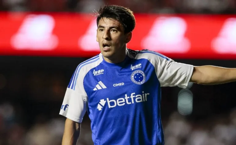 Villalba rebate críticas sobre estatura e brilha pelo Cruzeiro no Brasileirão Betano