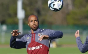 Lucas Moura Fora do Jogo Contra o Libertad: Novo Problema no Joelho