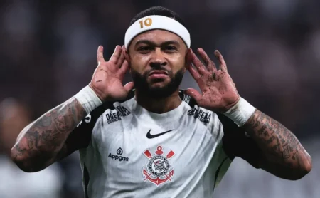 Depay fora: Disputa por vaga agita o Corinthians na Sul-Americana