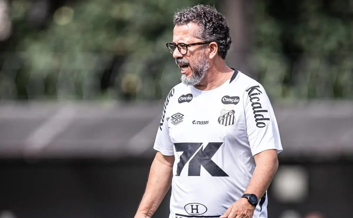 Cléber Xavier critica falta de efetividade ofensiva do Santos após empate.