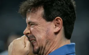 Derrota na estreia de Diniz: Vasco depende de resultados alheios para avançar.