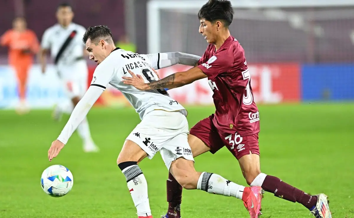 Derrota do Vasco na Argentina: Coutinho e Vegetti discretos, Hugo Moura expulso.