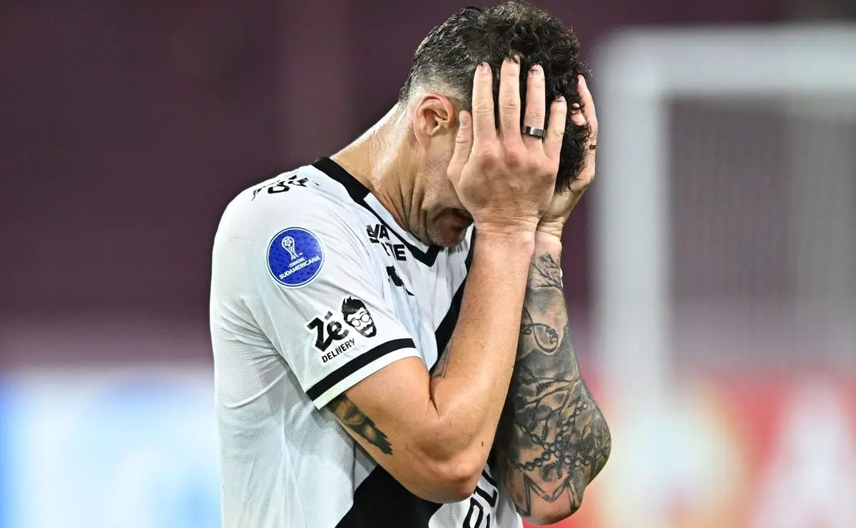 "Preocupação em Lanús: Situação de Vegetti e o "Inimigo de Diniz" agita torcida do Vasco"