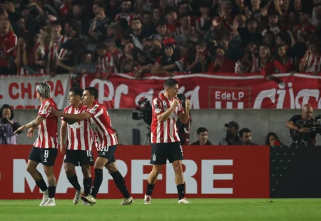 Estudiantes, rival do Botafogo, investe e vê perdas na janela de transferências