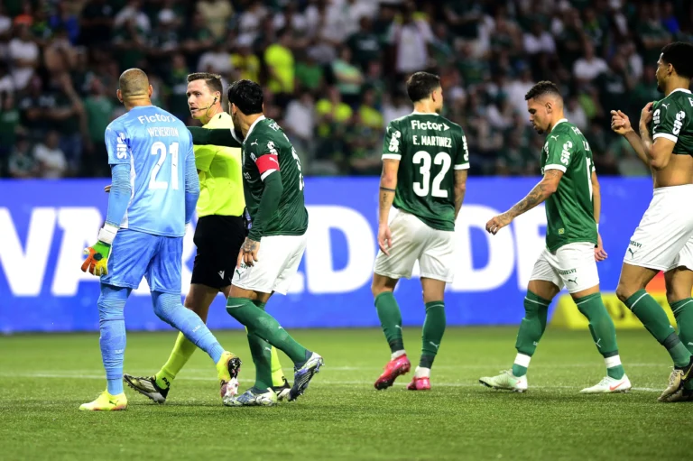 Weverton critica VAR após derrota do Palmeiras: "Conseguimos estragar tudo"