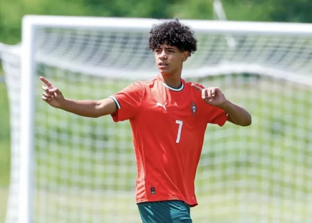 Olheiros do Manchester United e outros clubes europeus observam estreia do filho de Cristiano Ronaldo.