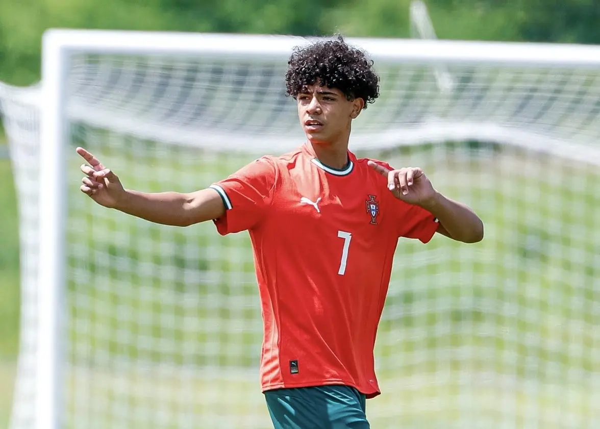 Olheiros do Manchester United e outros clubes europeus observam estreia do filho de Cristiano Ronaldo.