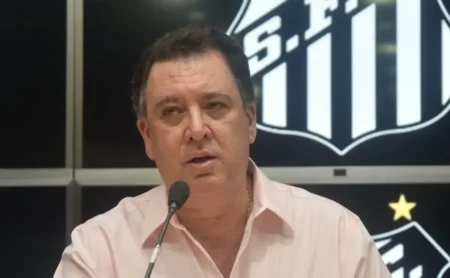 Furch reintegrado: Marcelo Teixeira e Cléber Xavier revertem decisão no Santos.