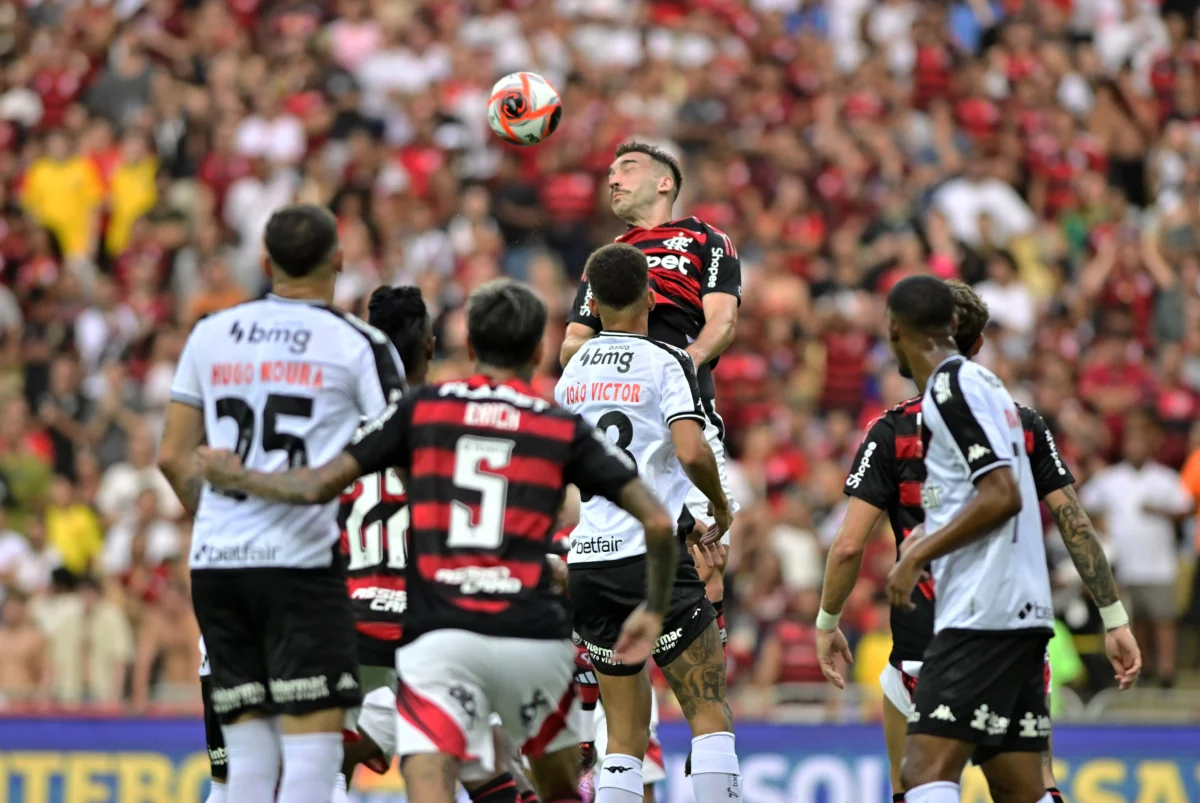 Gols de bola parada: Flamengo de Filipe Luís antes da saída do auxiliar