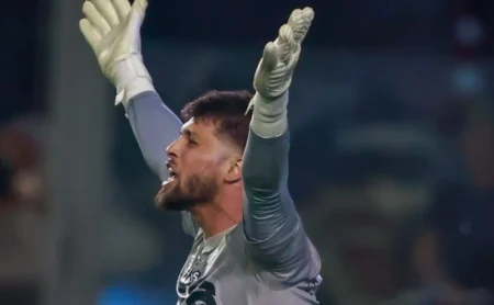 Volpi sob pressão: Mano Menezes foca no mental do goleiro e futuro no Grêmio em xeque