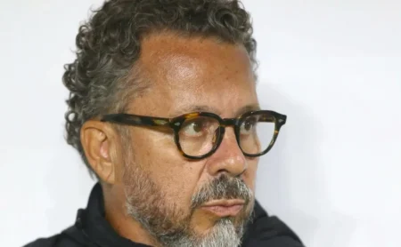 Cléber Xavier corre risco de demissão no Santos se equipe não render até o Super Mundial, afirma jornalista