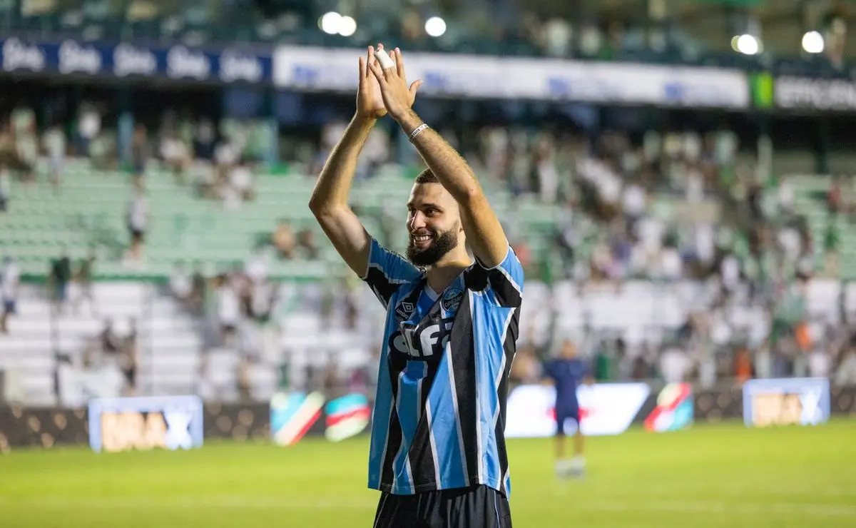 Wagner Leonardo: Atuação de destaque no empate gremista contra o Godoy Cruz