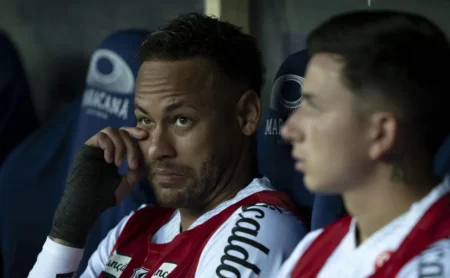 Neymar com lesão na coxa: presença incerta contra o Corinthians
