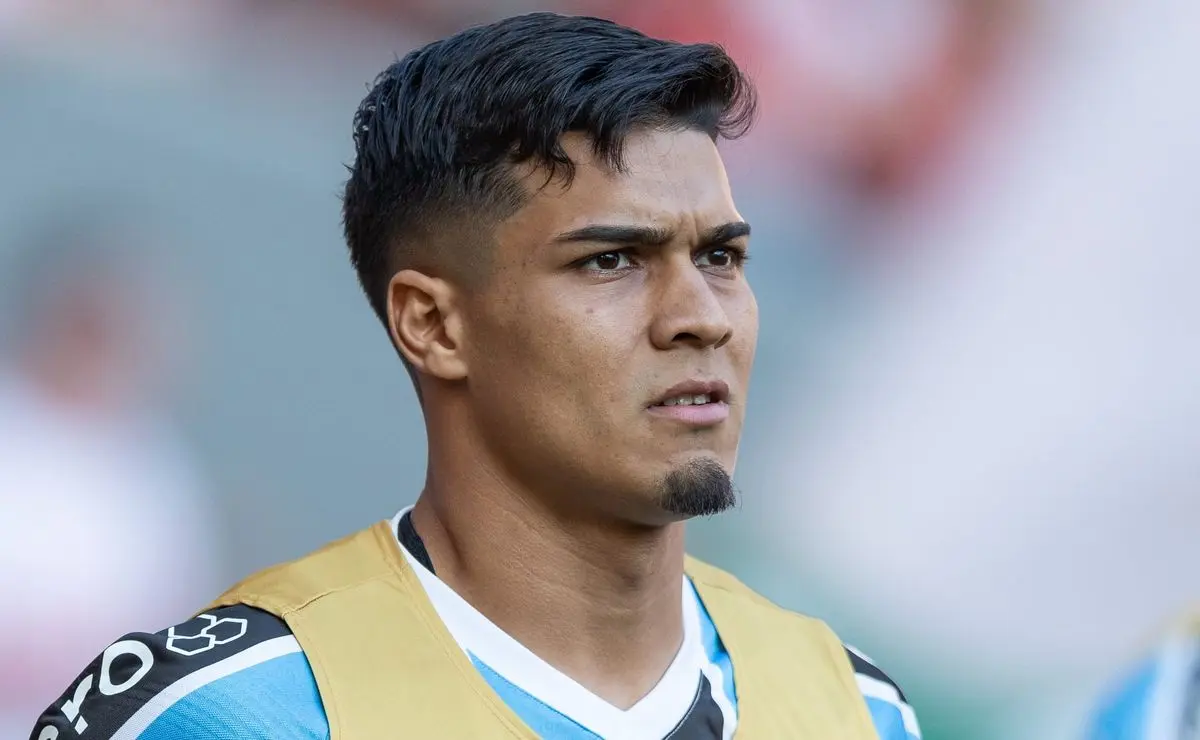Arezo se desculpa à torcida gremista por fala sobre volta ao Peñarol
