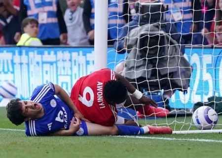 Awoniyi: Atacante do Nottingham Forest é Induzido ao Coma Após Cirurgia Abdominal