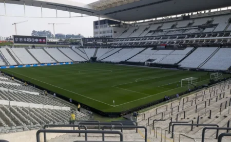 Neo Química Arena: Gramado passa por tratamento para Corinthians e Santos no Brasileirão.