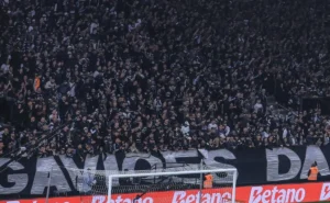 Gaviões da Fiel promove ação que levará torcedores ao gramado em clássico contra o Santos