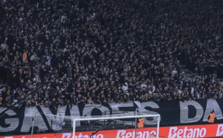 Gaviões da Fiel promove ação que levará torcedores ao gramado em clássico contra o Santos