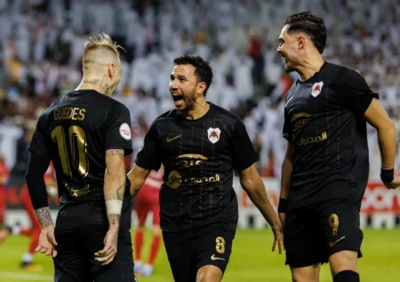 Róger Guedes brilha no Al-Rayyan: oito gols em quatro jogos e classificação garantida