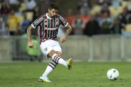 Everaldo falha em pênalti e rebote, e é vaiado no Maracanã