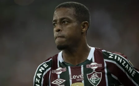 Keno marca, celebra com Hércules após burburinhos e torcida reage na internet