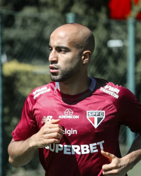 Lucas Moura: Retorno ao São Paulo após consulta com especialista e pausa