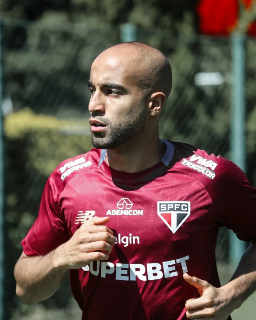 Lucas Moura: Retorno ao São Paulo após consulta com especialista e pausa